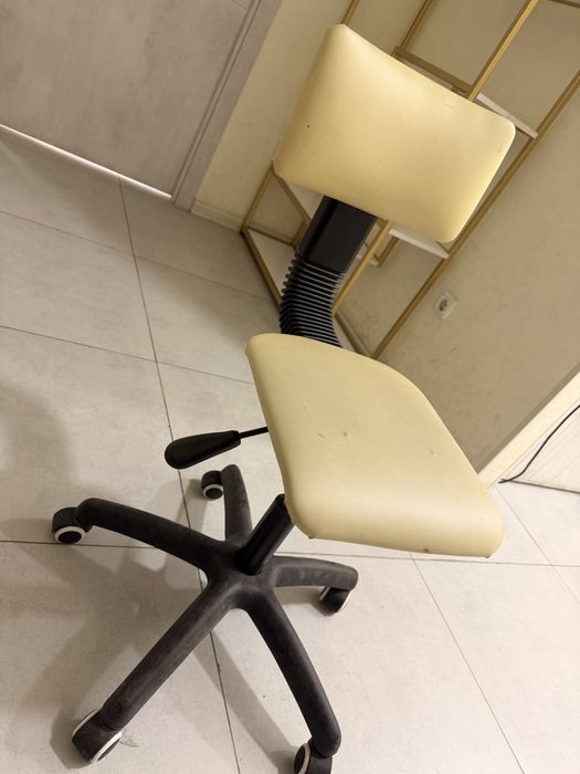 Офисный стул сотилади
