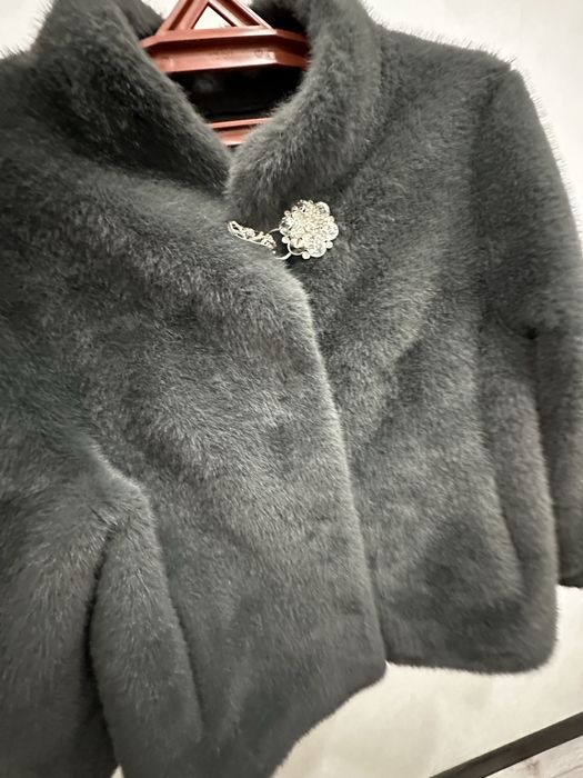 Продам эко шубку серого цвета