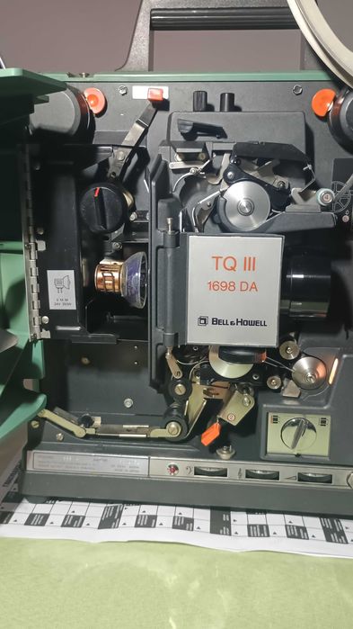 Японска 16 мм кино машина професионална с 2 филма и 2 празни ролки. Работеща.