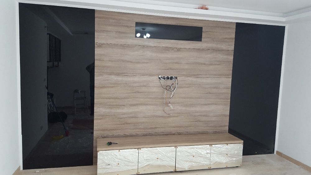 Mobilia la comanda din pal melaminat .