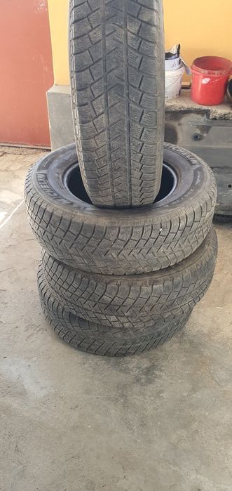 Гуми 4бр 235/70/16 - 1бр  - 35лв