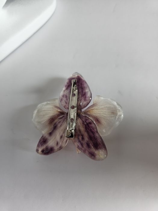 Брошки с естествен цвят на орхидея.