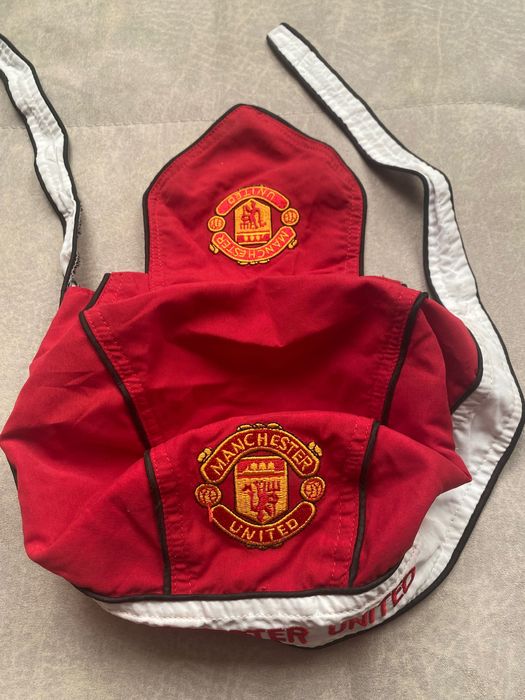 Шал Ливърпул и шапка Манчестър Юнайтед