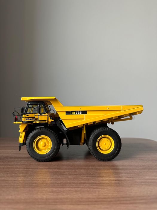 Сувенирная модель Komatsu HD785-7