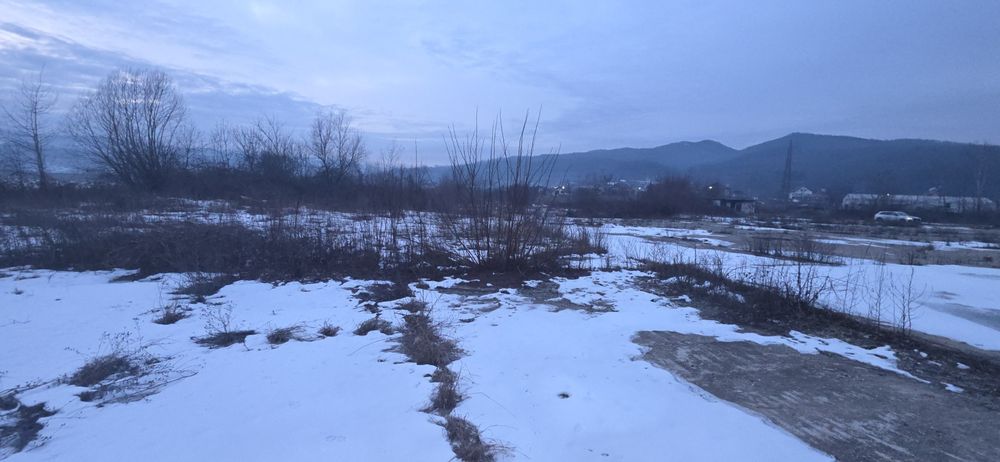 Inchiriez teren betonat