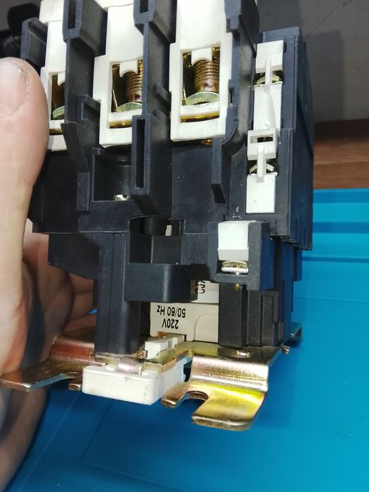 Контактор 3х фазный (1шт).