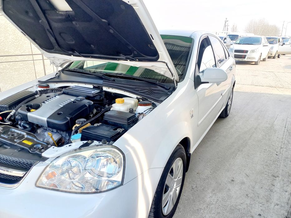 Шевралет ласетти сотилади