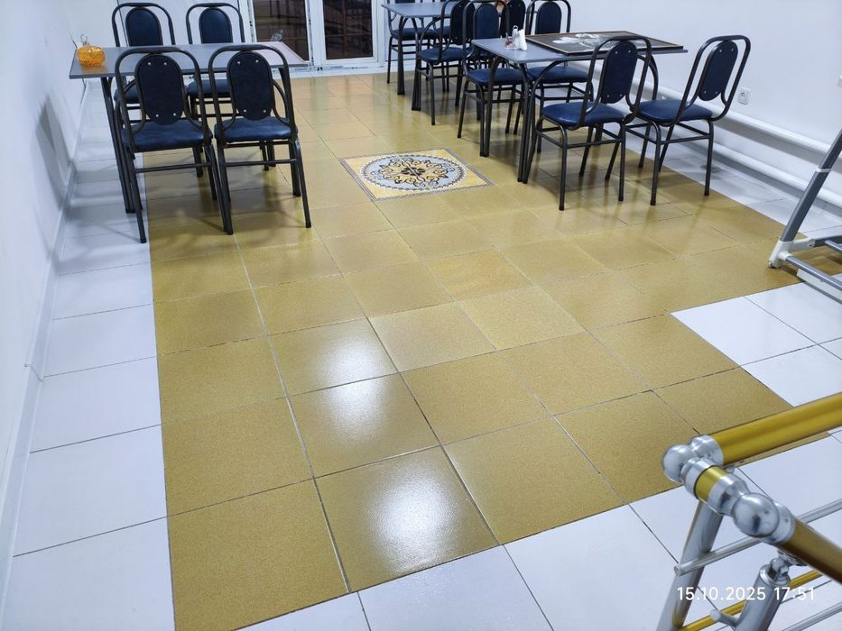 Продается стол и стулья.