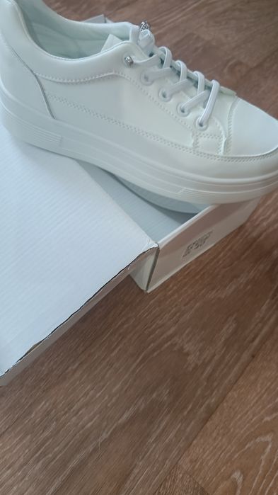 Кроссовки женские