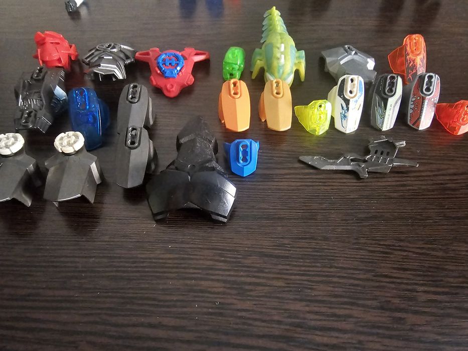 Части сборных игрушек типа бионикл