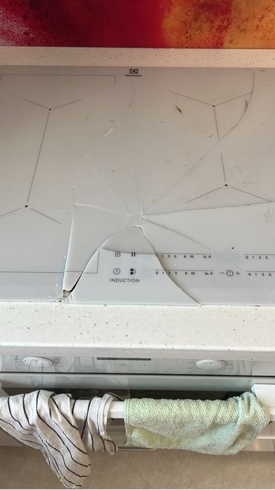 Plita inductie Electrolux EIV63440BW - sticla sparta, dar functionala