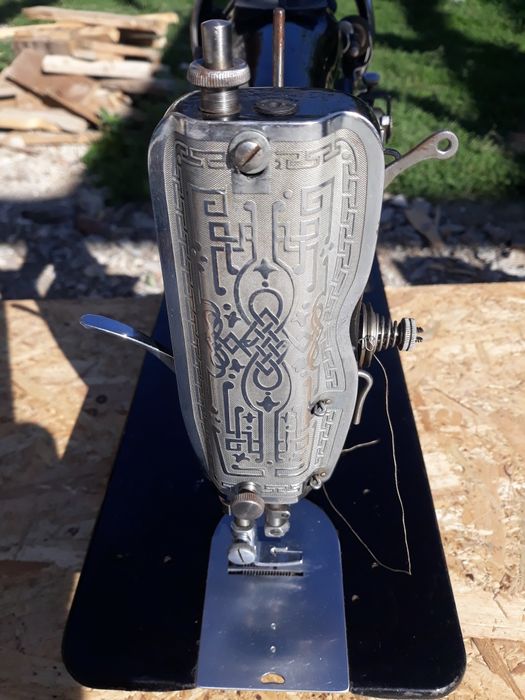 Mașină de cusut Singer preț 4000 lei negociabil.