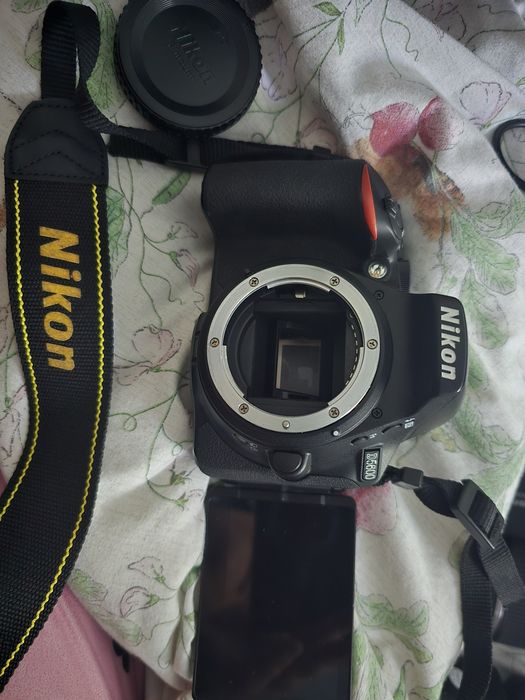 Nikon D5600 + 18-55 VR + Sigma 105 Macro + Tamron 18- 200mm,Blitz + Accesorii