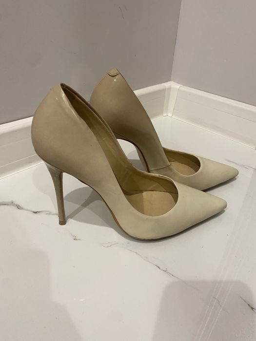 Обувки на ток цвят Нюд