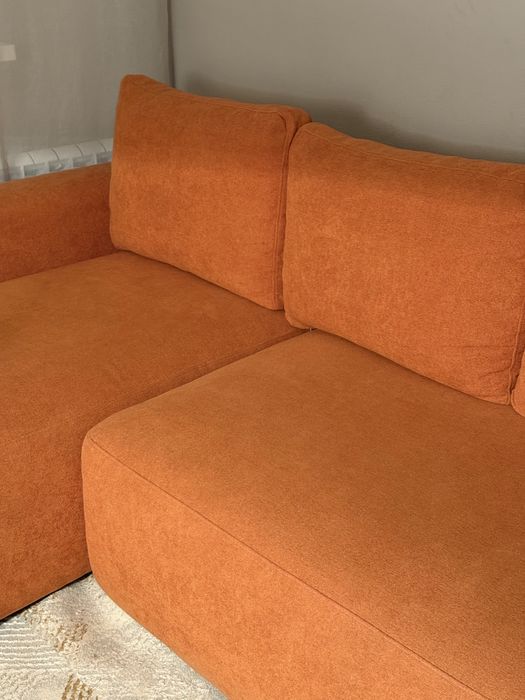 Продам оранжевый диван