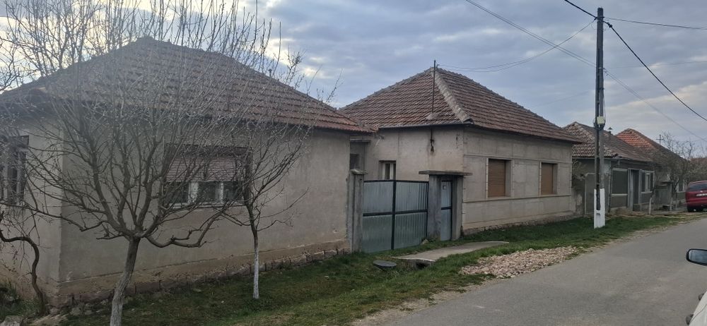 Casa la tara de vanzare