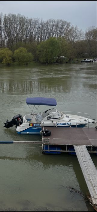 De vanzare ambarcatiune cu motor