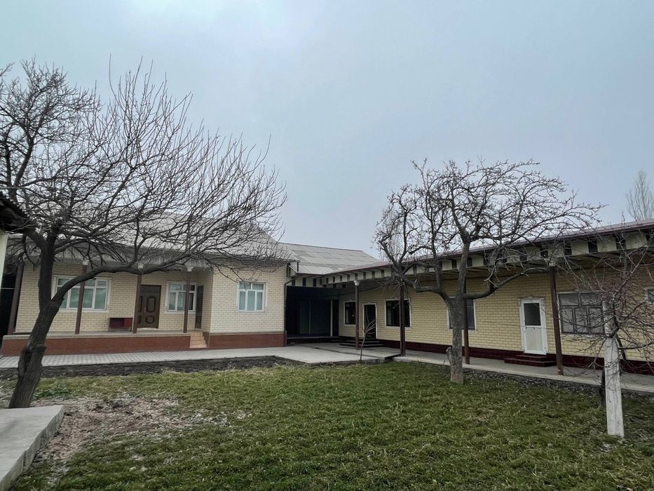 Ҳовли уй сотилади