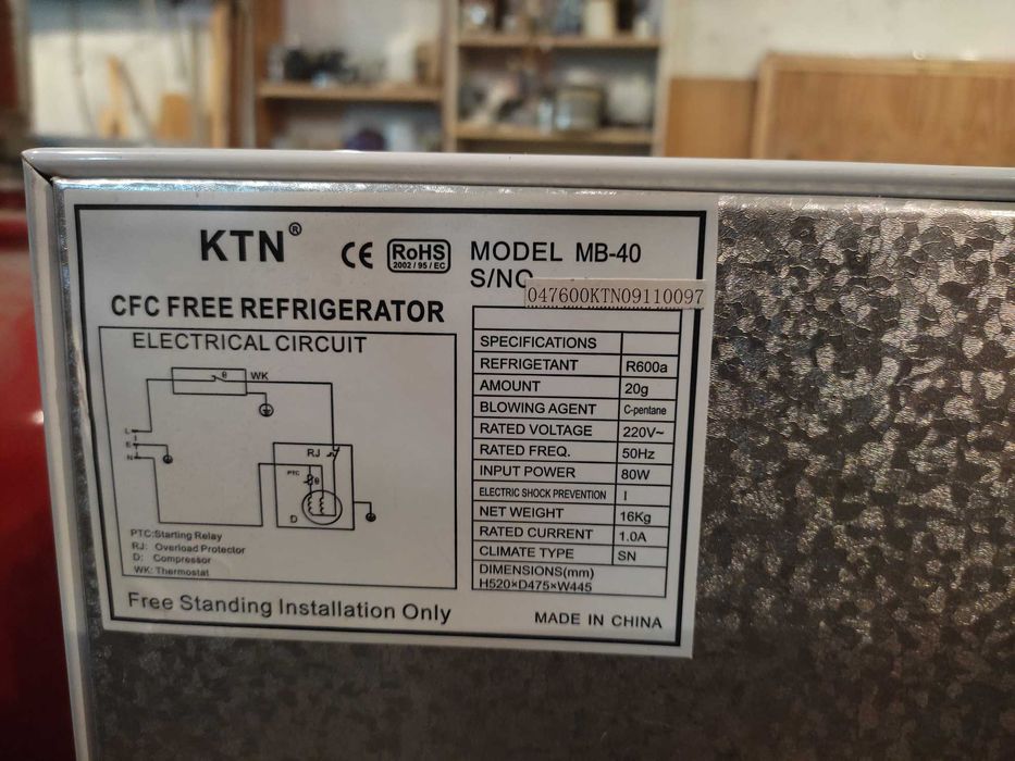 Продавам повреден хладилник /малък  / хладилен мини бар с камера