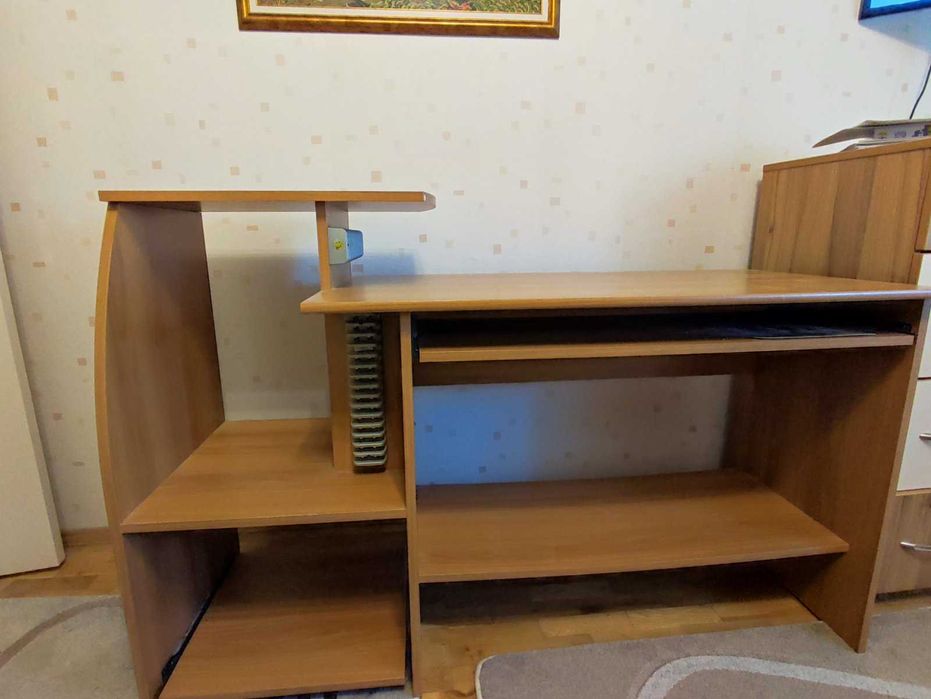Запазено дървено бюро за компютър