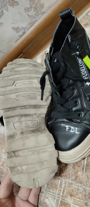 Продам детские кроссовки (дев.)