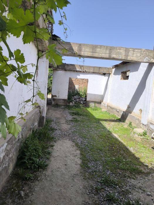 Uy sotiladi 8 sotix 12 hona suv svet bor uyni oʻzidaham Artezian bor