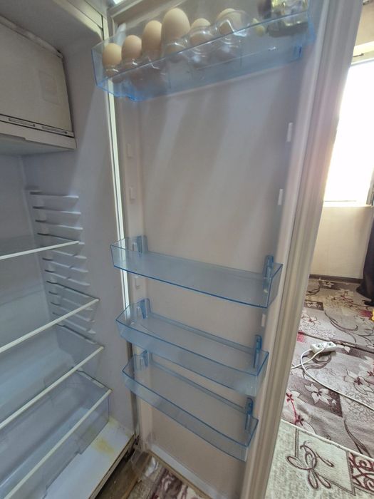 Продаёт холодильник