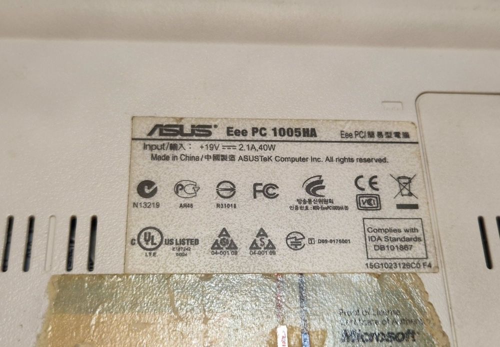 Laptop Asus  perfect funcțional, bateria nu tine curent, funcțional doar la priza