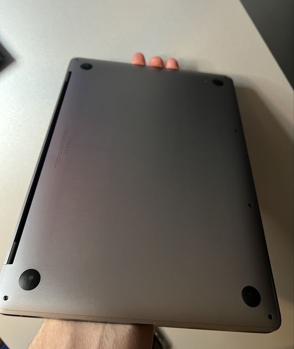 MacBook PRO 13’ Touch Bar 2019 в идеальном состоянии