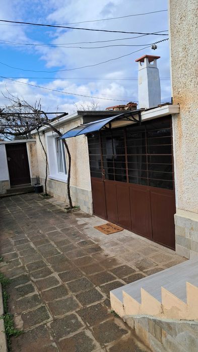 Къща с голям двор с.Ветрен