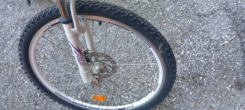 Продавам розово колело.