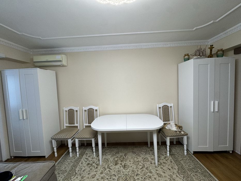 Диван белый светлый