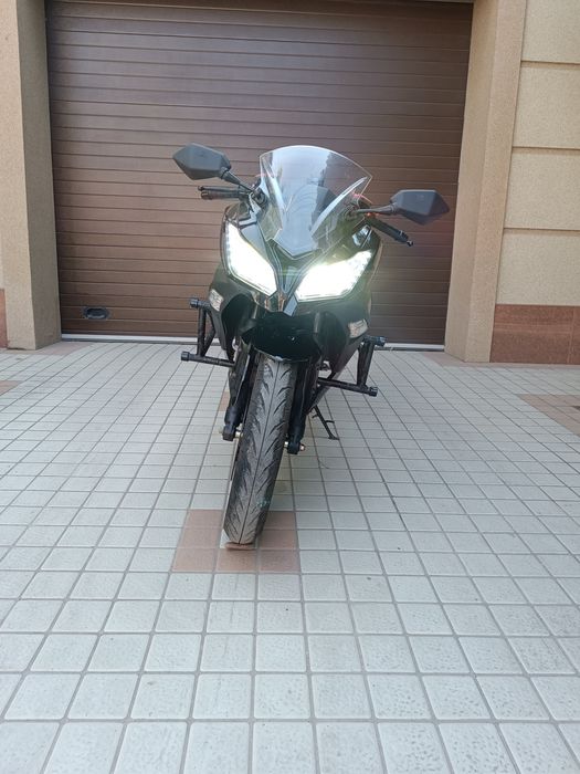 Продаю Kavasaki 8000 watt машьный электробайк запас хода 200км.