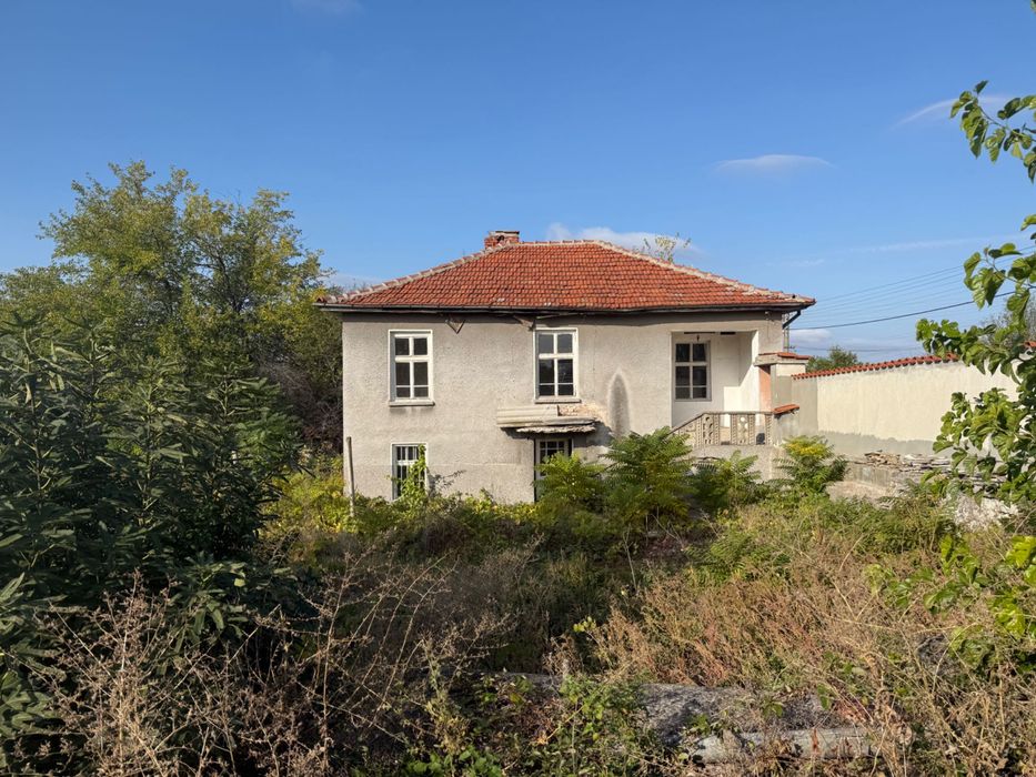 Двуетажна къща с голям двор и красива гледка