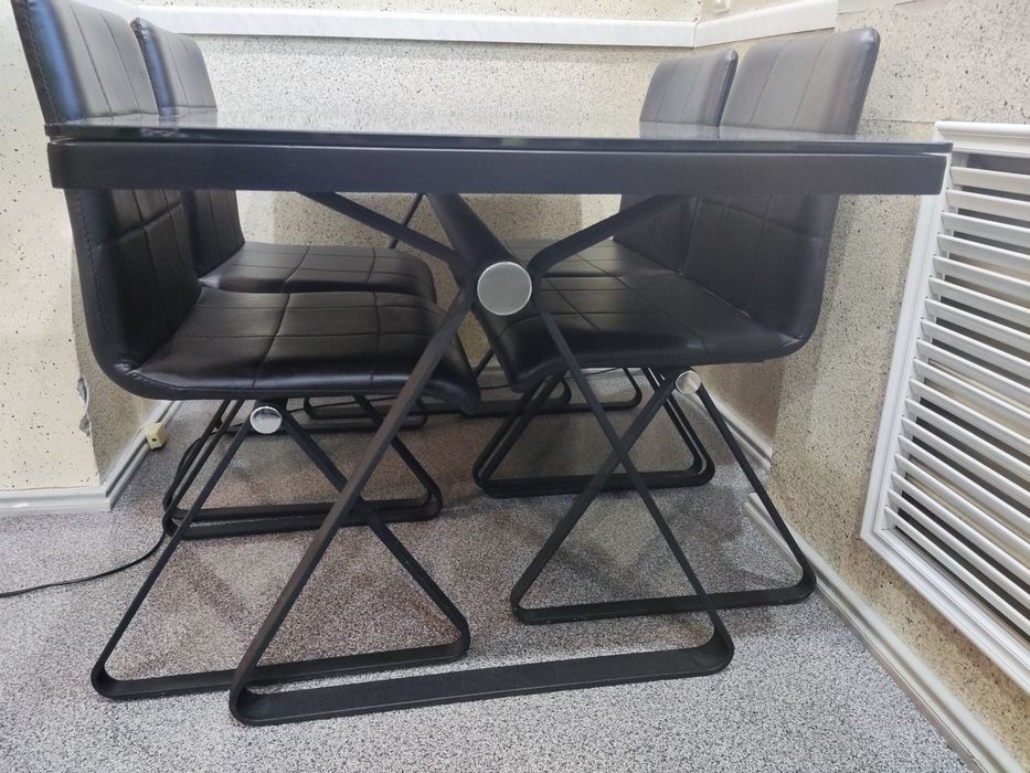 Стол и 4 стула (новый набор)