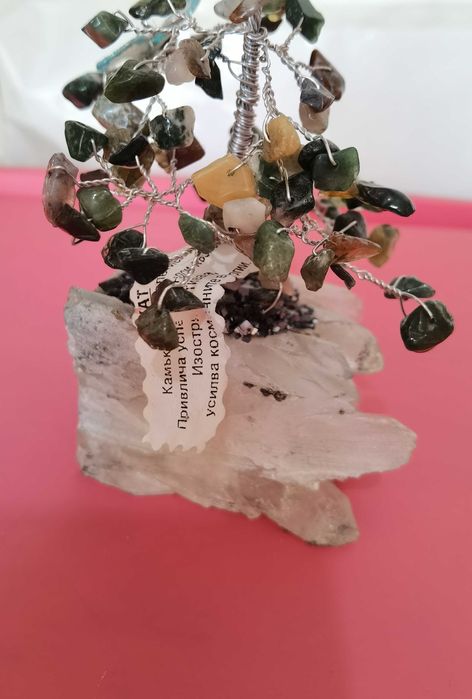 Дръвче от камъчета ахати и постамент кристал
