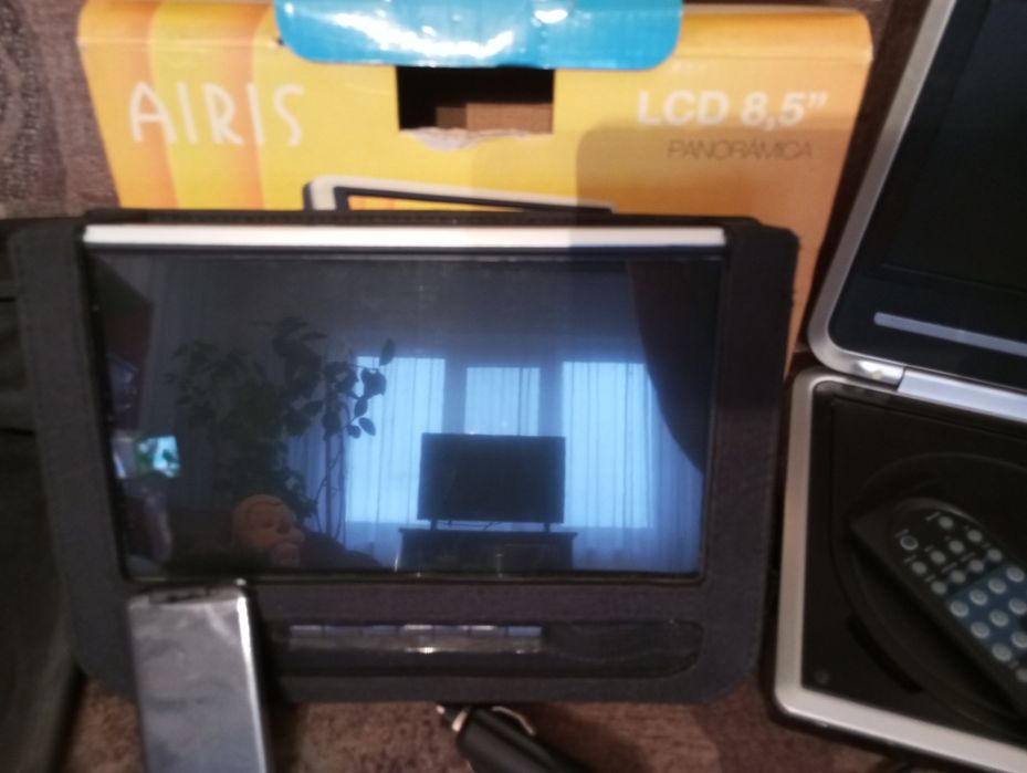 Vând DVD portabil