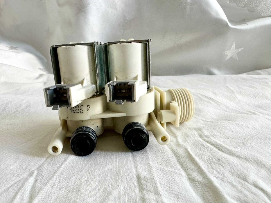 Двигател / електромотор и винтил от пералня Hotpoint Ariston