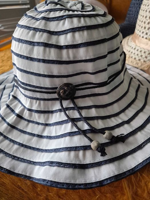 ШАПКИ И козирки- 7 броя