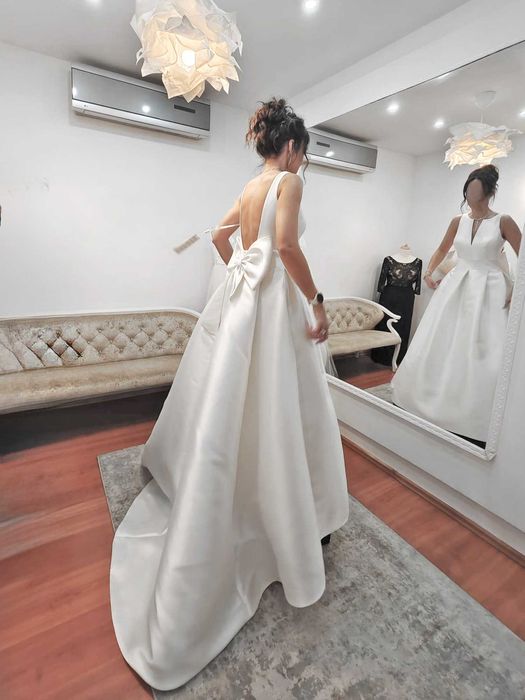 Rochie de mireasa din colectia Rosa Clara, cu trena medie, alb ivory.