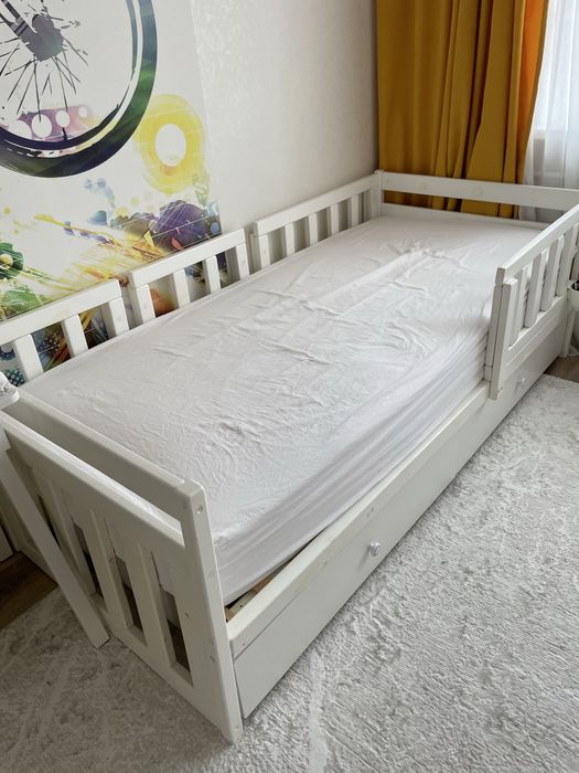 Продам 2 кровати с матрасами