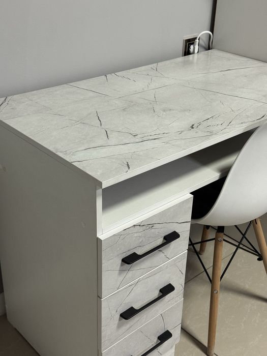 Маникюрный или письменный стол