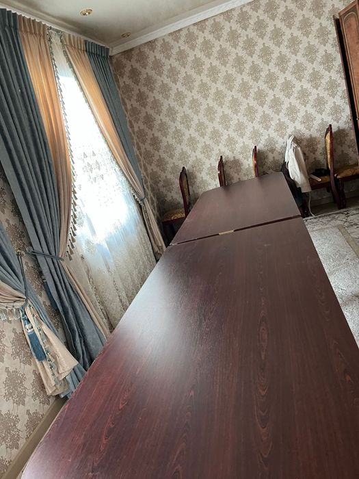 Стол и 18 стулья  100.000