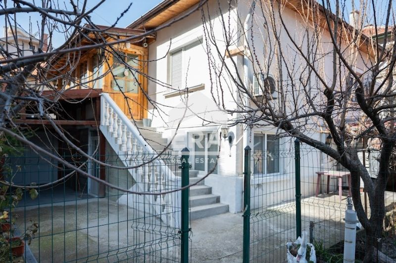 Обзаведена и уютна  двуетажна къща