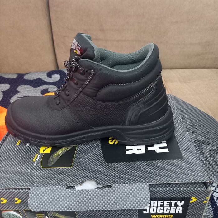 Продаётся огнеупорная спецодежда новая.