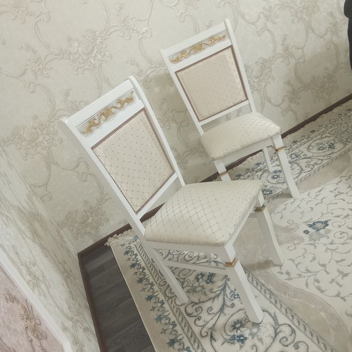 Срочно Я продаю стулья версачи.