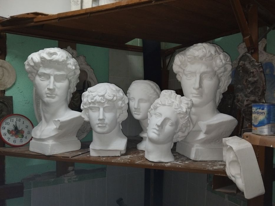Скульптуры, бюсты, гипсовые головы.