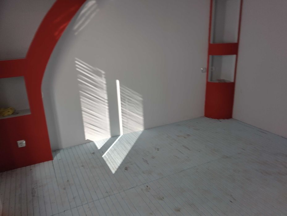 Продава тухлена къща с гараж