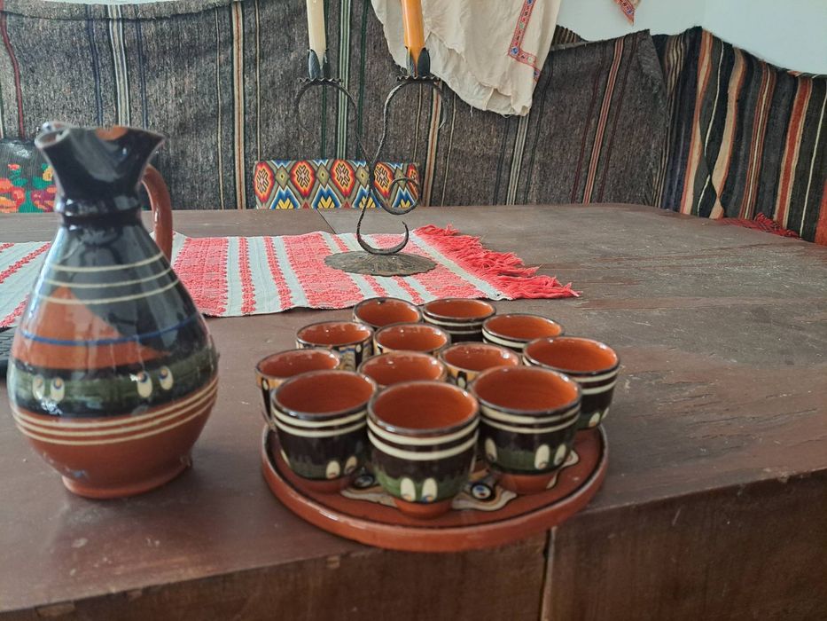 Керамична чиния с ваза и 12 чаши