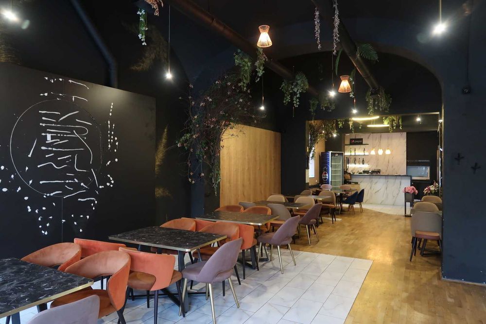 Inchiriez spatiu comercial in Piata Unirii nr 5, Oradea